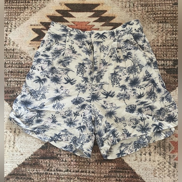 Abercrombie & Fitch Pants - Abercrombie & Fitch Floral Print Shorts. Size M.